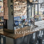 wystrój restauracji Thaisty stół industrialny ze starego drewna