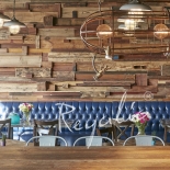wystrój restauracji Thaisty ściana ze starego drewna